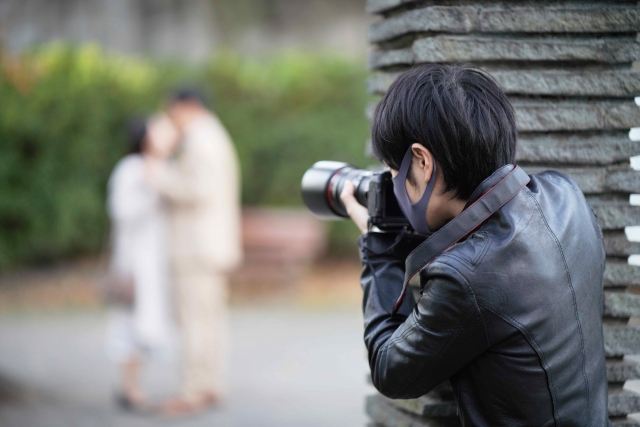 正面から証拠写真を撮影する探偵